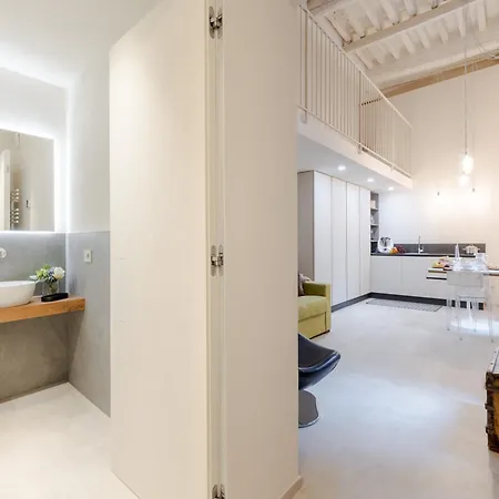 Contemporary With Private Outdoor 루카