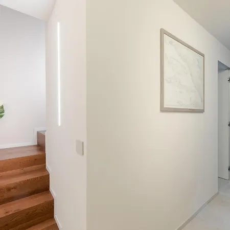 Contemporary With Private Outdoor 아파트