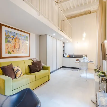 Contemporary With Private Outdoor 아파트