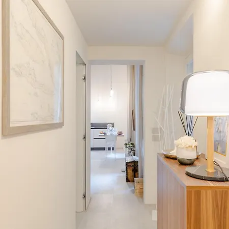 Apartament Contemporary With Private Outdoor